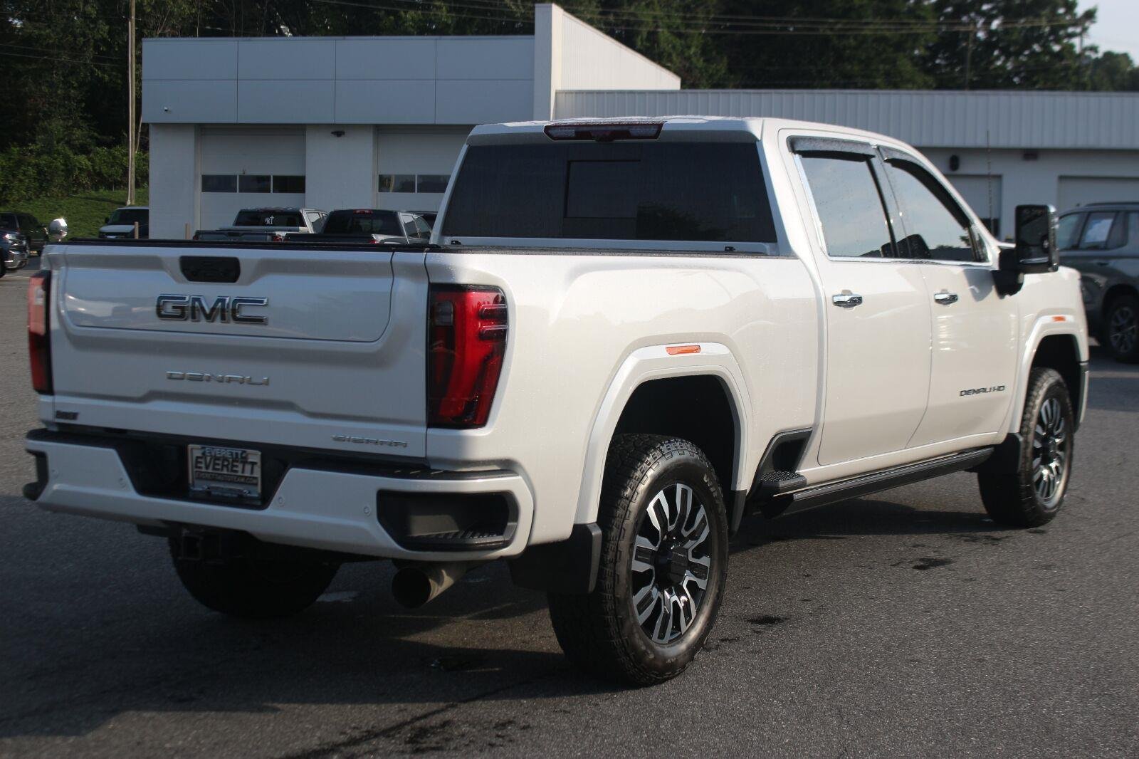 Used 2025 White Frost Tricoat GMC Denali Ultimate image 7