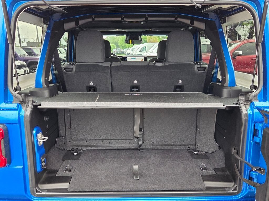New 2025 Hydro Blue Pearl-Coat Exterior Paint Jeep Sahara image 9