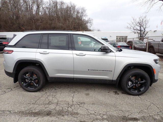 New 2025 Silver Zynith Exterior Paint Jeep Limited image 8