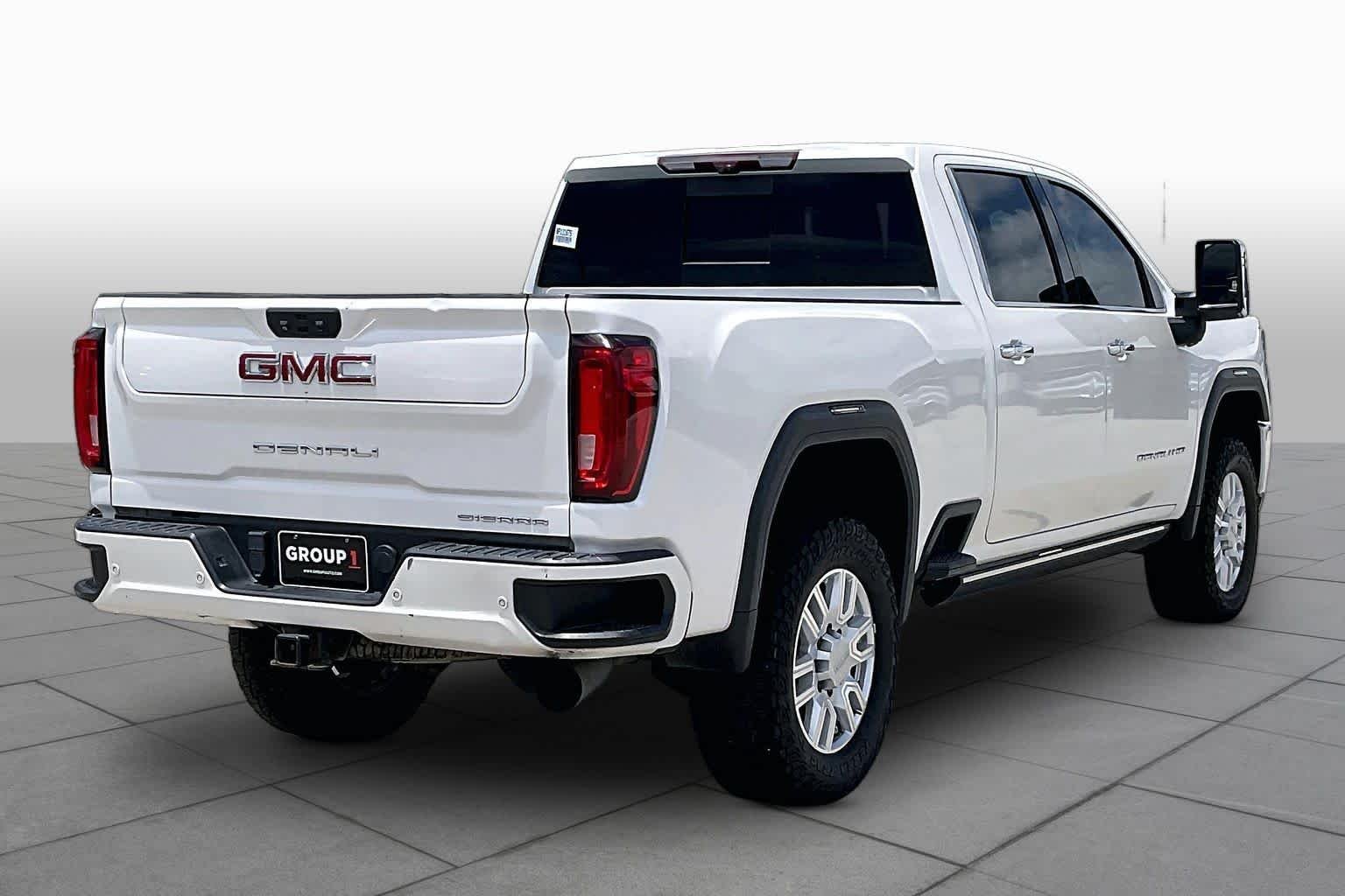Used 2022 White Frost Tricoat GMC Denali image 12