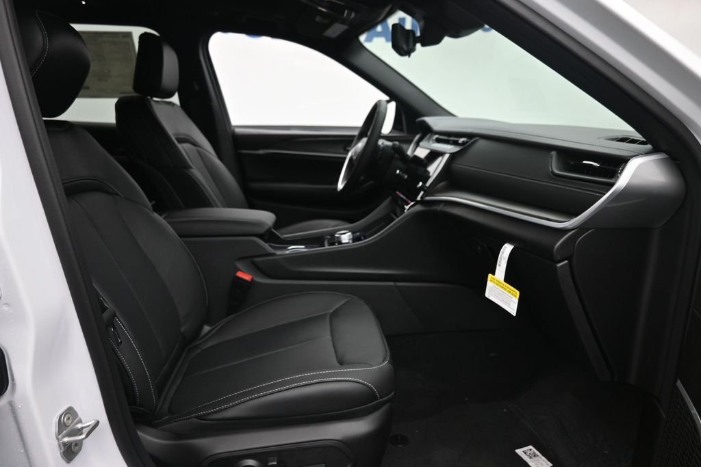 New 2026 Bright White Clear-Coat Exterior Paint Jeep Limited image 9