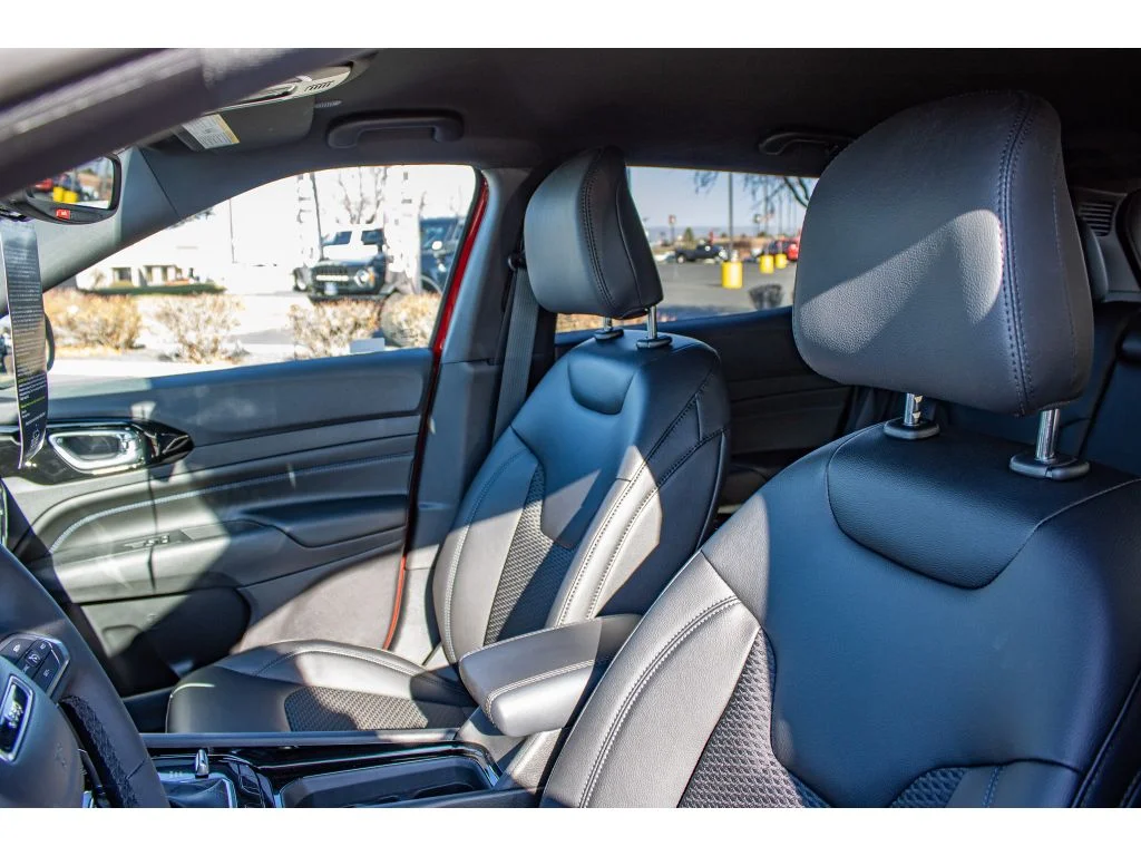 New 2026 Red Hot Pearlcoat Jeep Latitude Altitude image 15