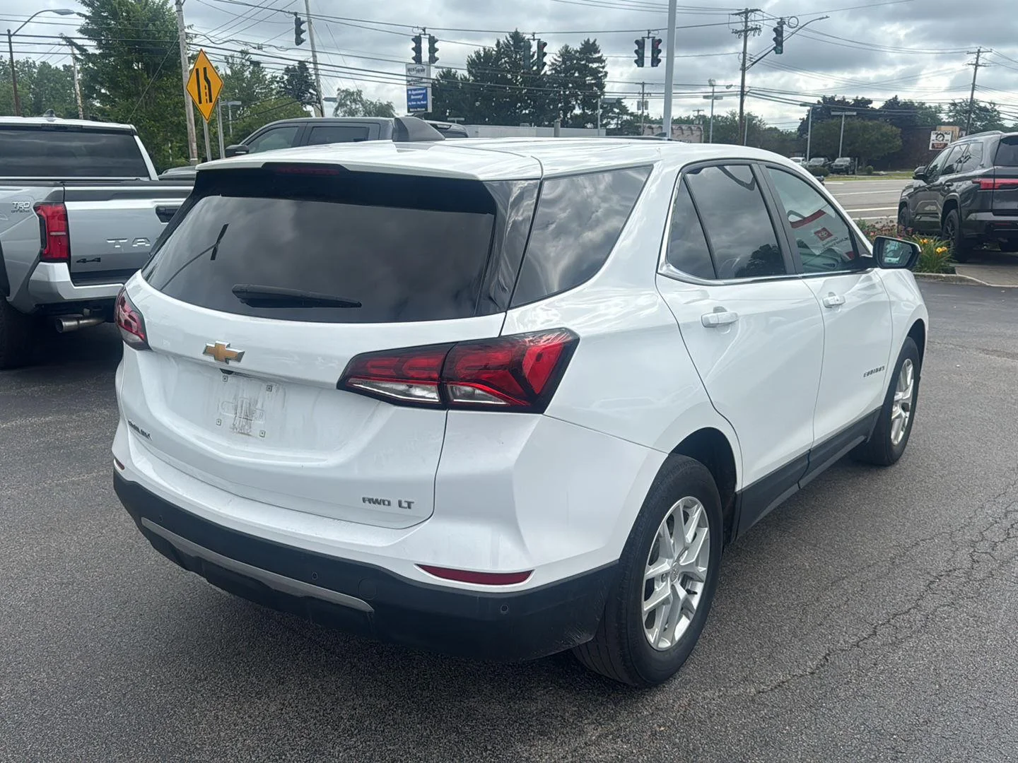 Used 2024 Summit White Chevrolet LT image 6