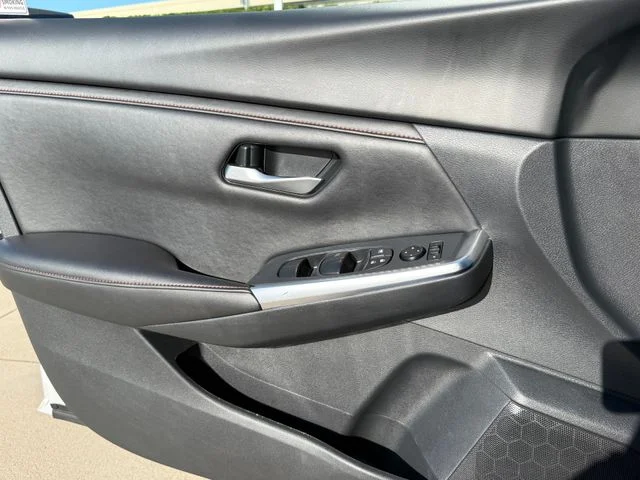 Used 2025 Aspen White Nissan SR image 25