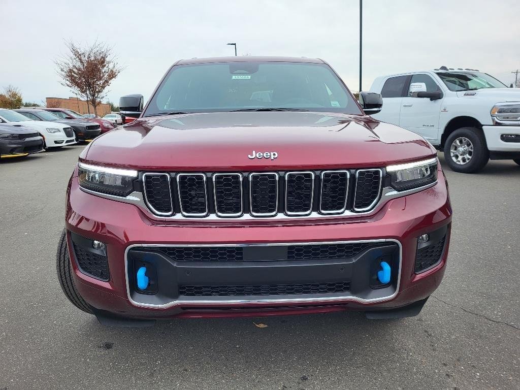 New 2024 Velvet Red Pearl-Coat Exterior Paint Jeep Overland image 2