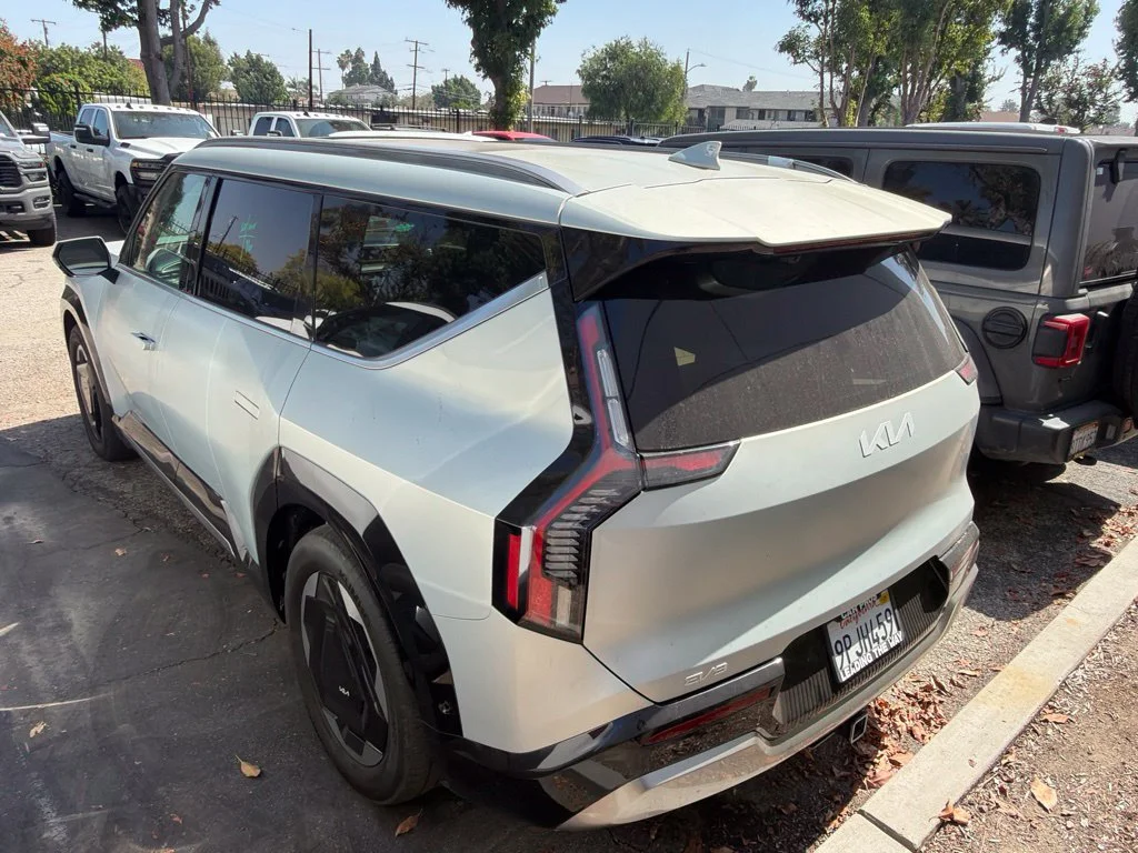 Used 2024 White Kia Land image 5