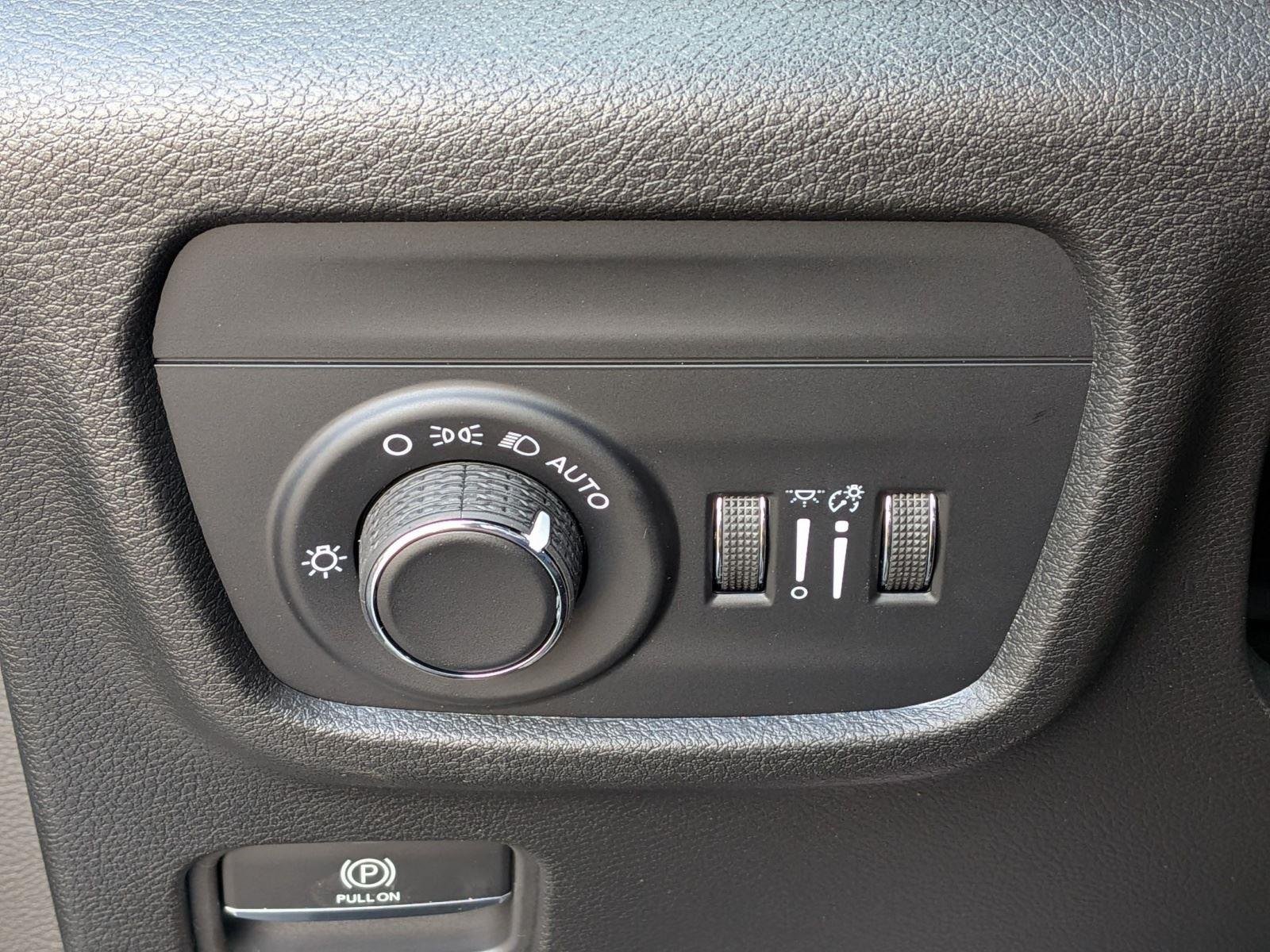 New 2026 Silver Zynith Exterior Paint Jeep Laredo Altitude image 18