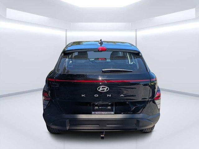 New 2026 Black Hyundai SE FWD image 4