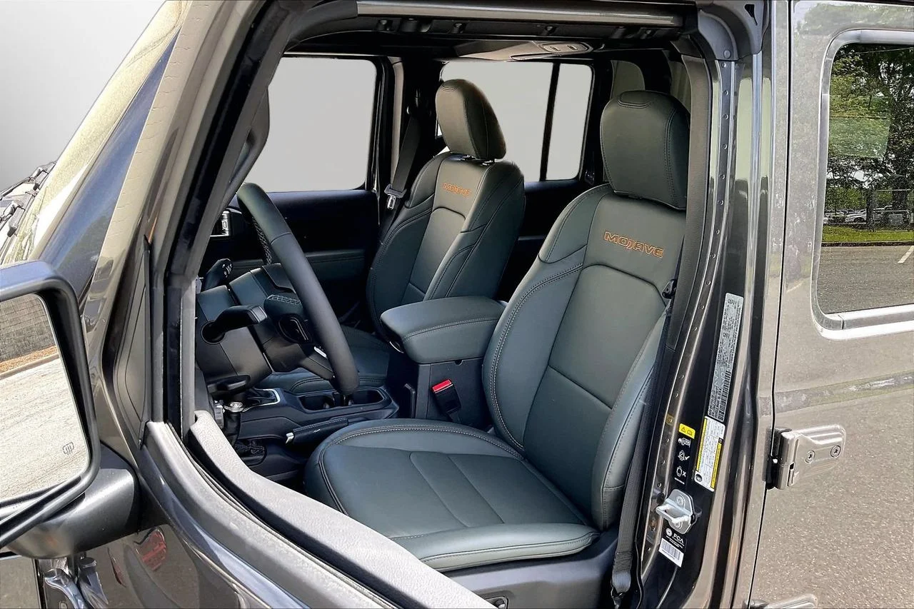 New 2026 Granite Crystal Metallic Clearcoat Jeep Mojave image 16
