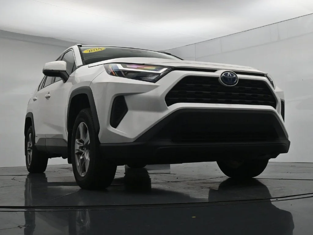 Used 2024 White Toyota XLE image 17