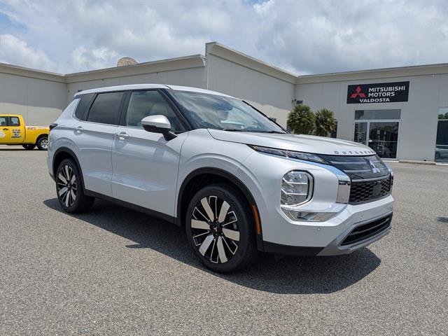 Used 2025 White Diamond Mitsubishi SE image 3