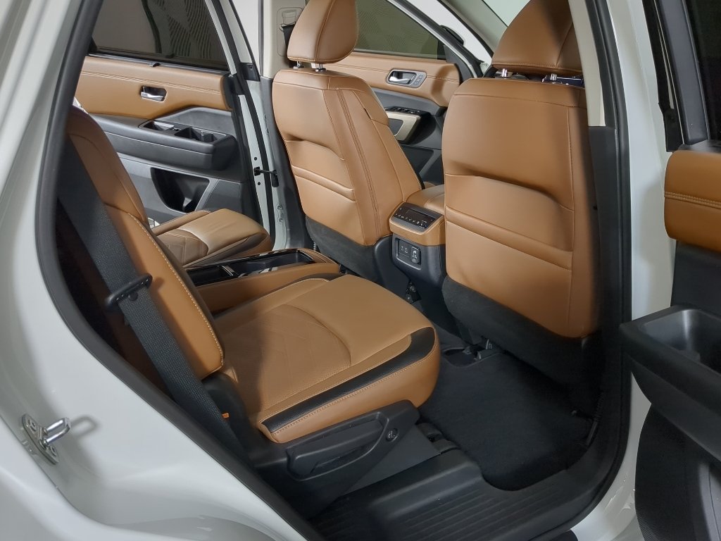 Used 2023 Pearl White Tricoat/Super Black Nissan Platinum image 23