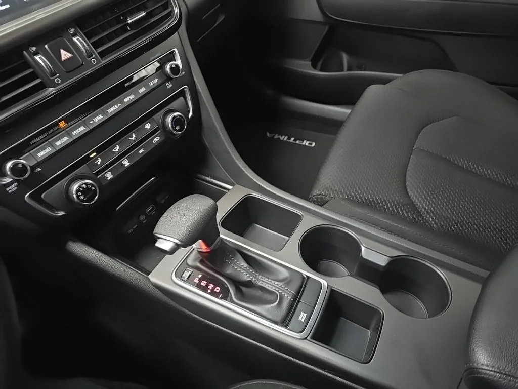 Used 2018 White Kia LX image 26