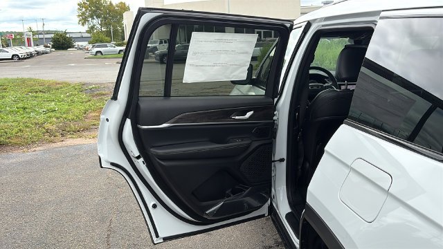 New 2027 Bright White Clear-Coat Paint Jeep Limited image 22