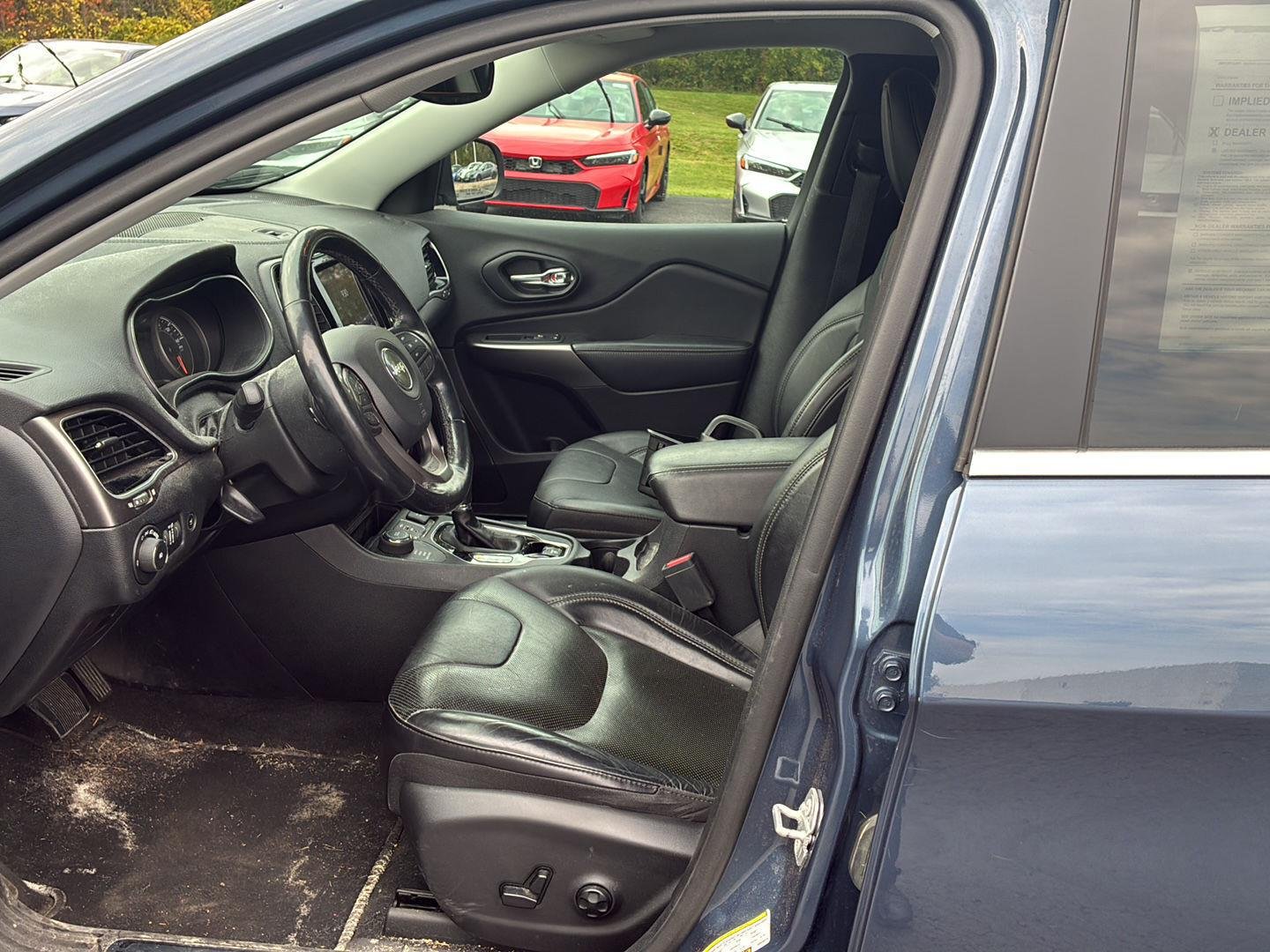 Used 2019 Blue Shade Pearlcoat Jeep Limited image 12