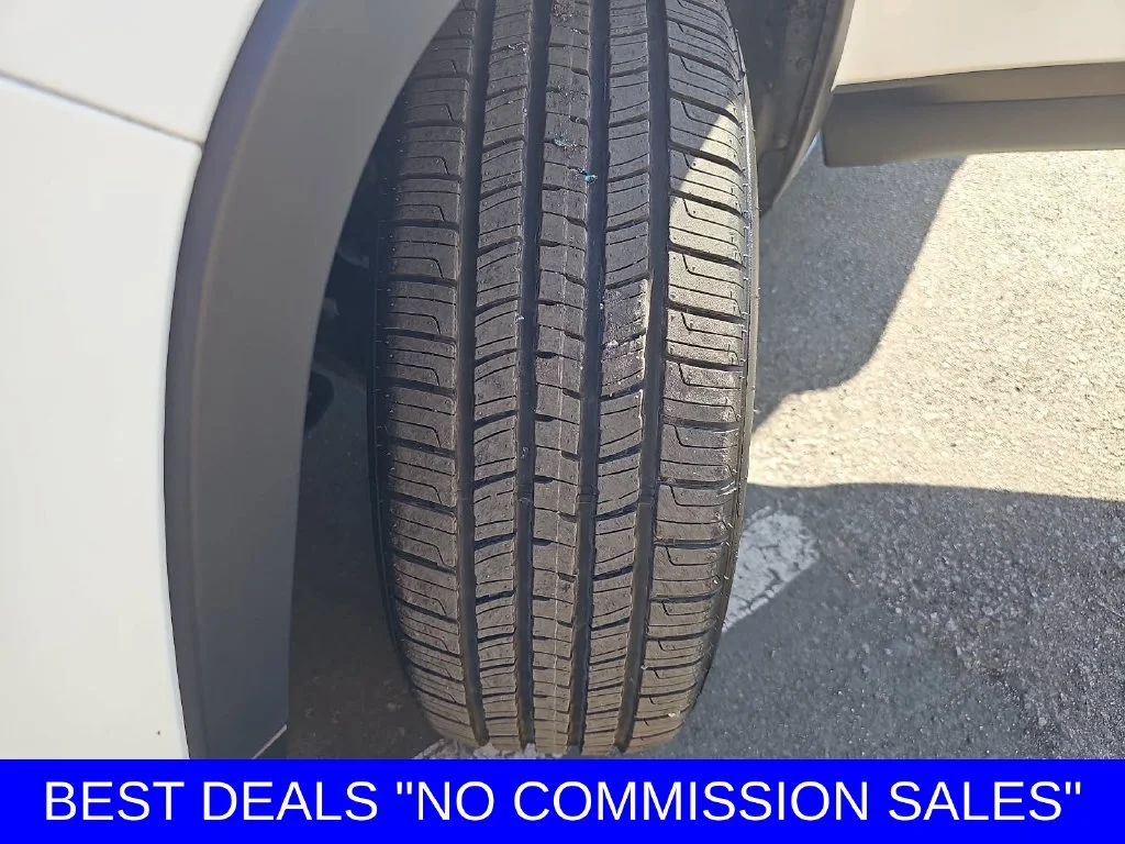Used 2021 Bright White Clearcoat Jeep Latitude Lux image 34