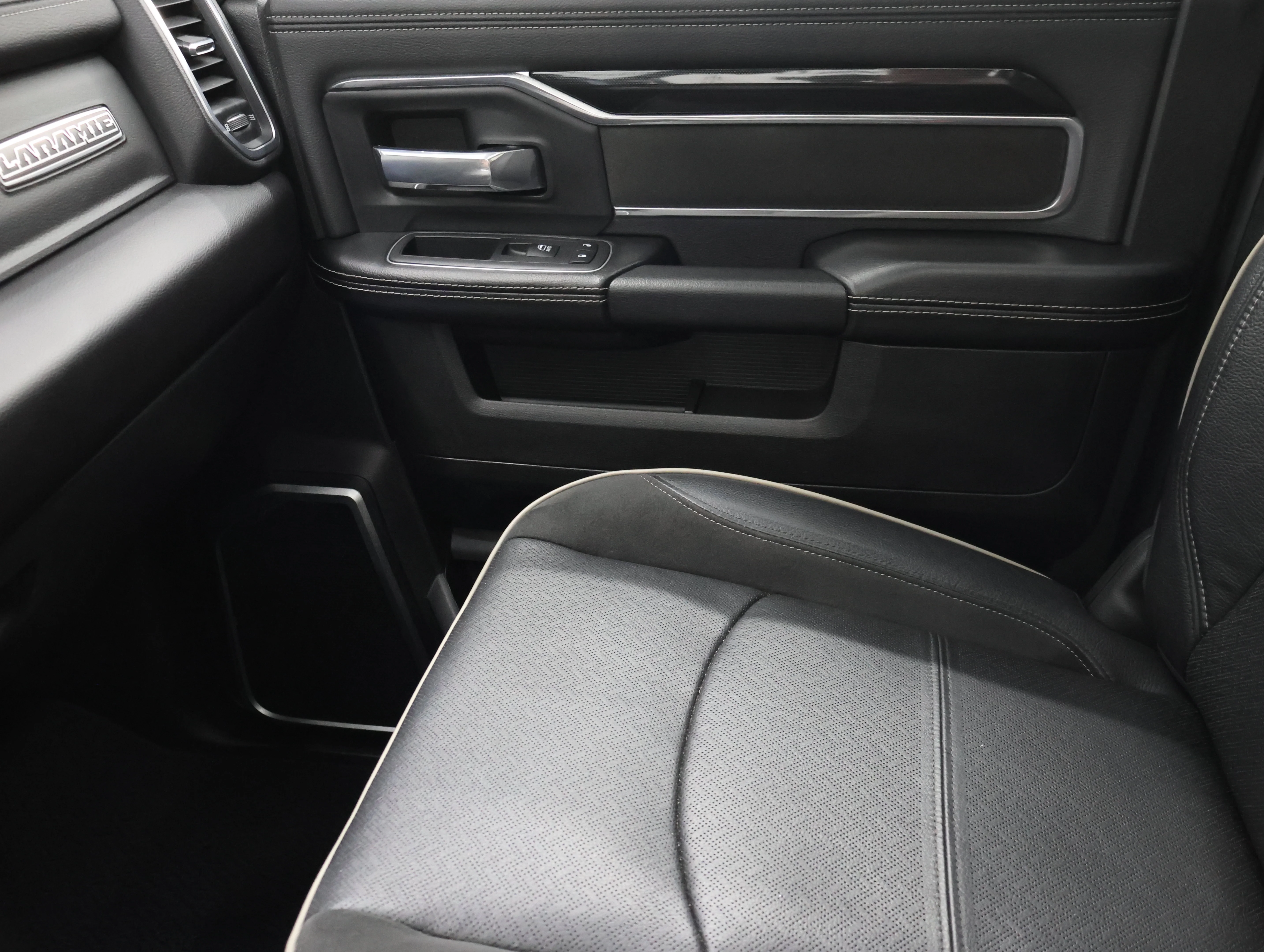 Used 2022 Pearl White Ram Laramie image 14