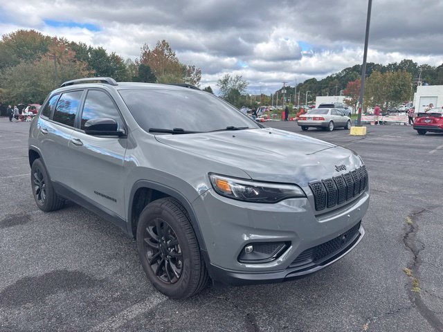 Used 2023 Gray Jeep Altitude image 3