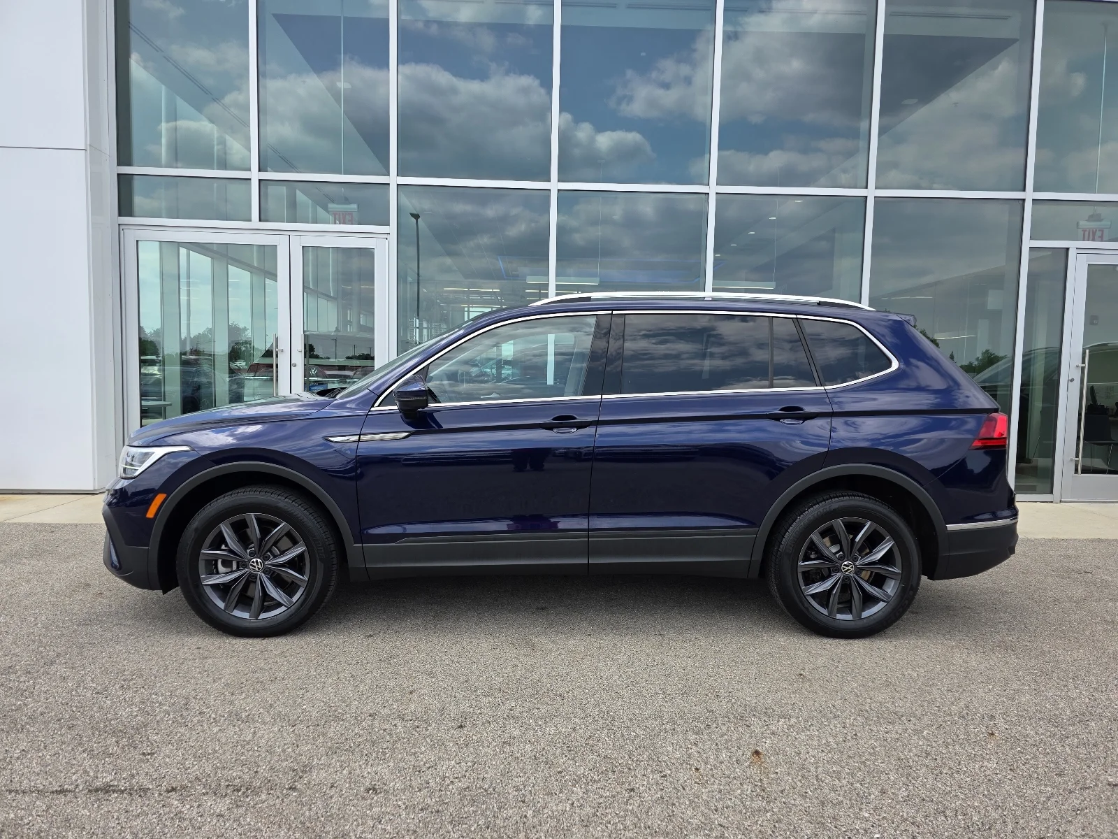Certified Used 2022 Atlantic Blue Metallic (h7h7) Volkswagen 2.0T SE 4MOTION image 4