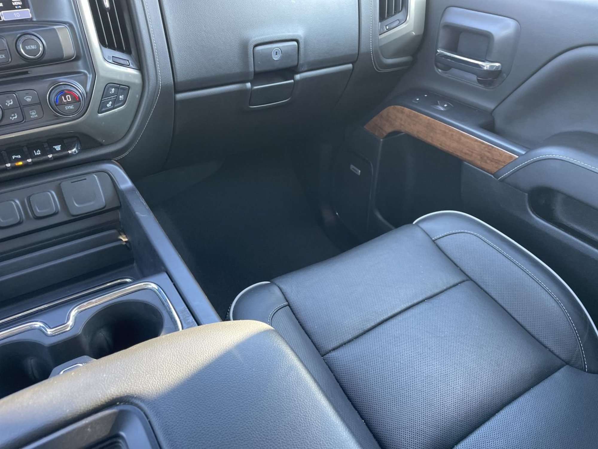Used 2019 Summit White Chevrolet High Country image 16