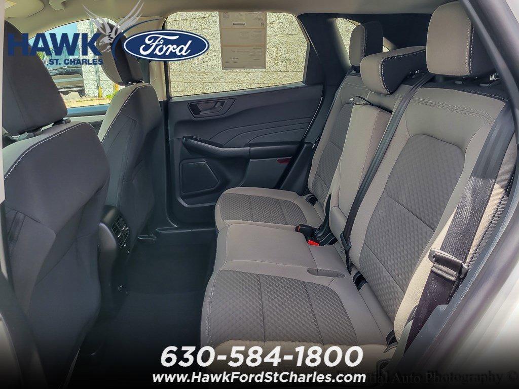 Used 2022 Oxford White Ford SE image 9