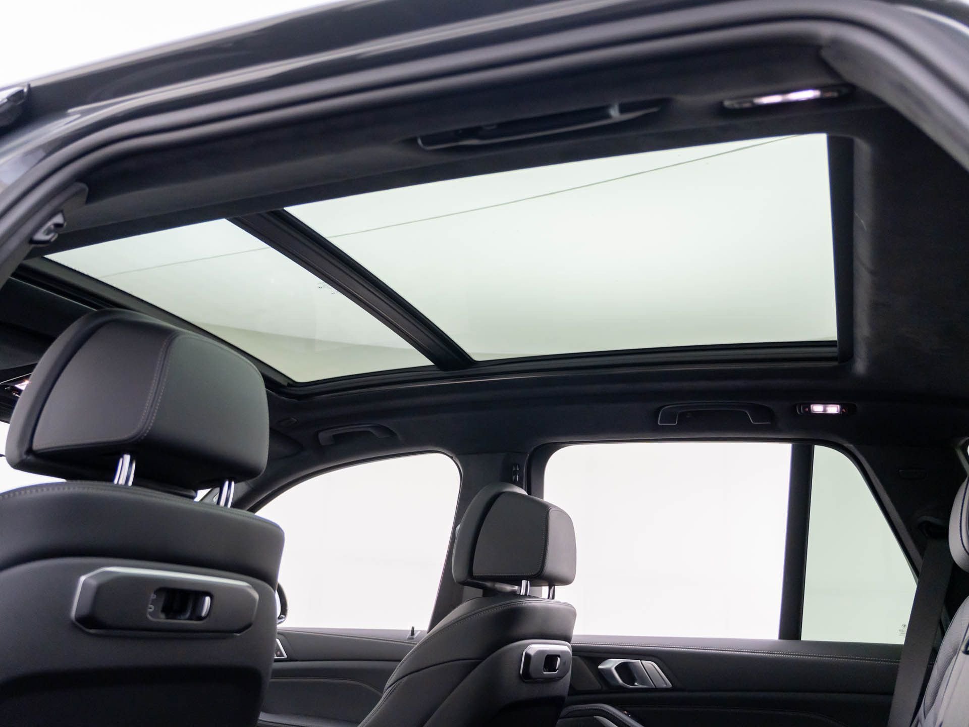 New 2026 Dravit Grey Metallic BMW xDrive50e image 19