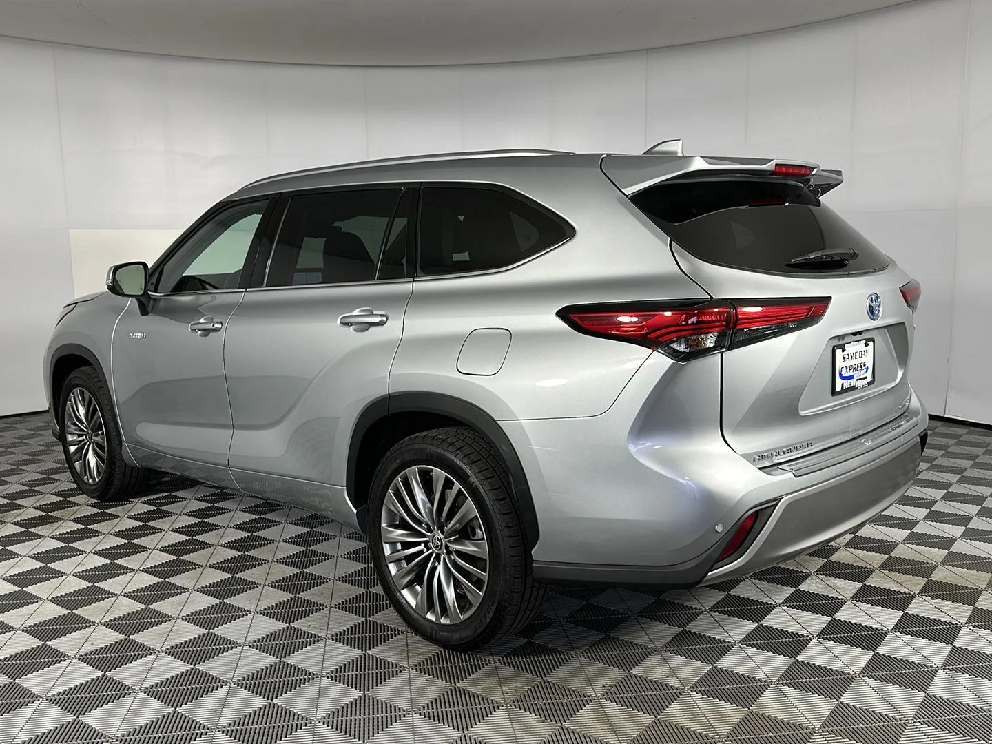 Used 2021 Celestial Silver Metallic Toyota Platinum image 5