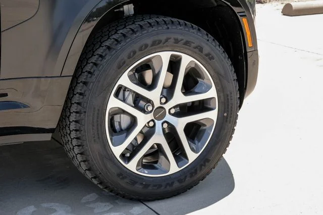 New 2026 Santorini Black Land Rover X-Dynamic SE image 61