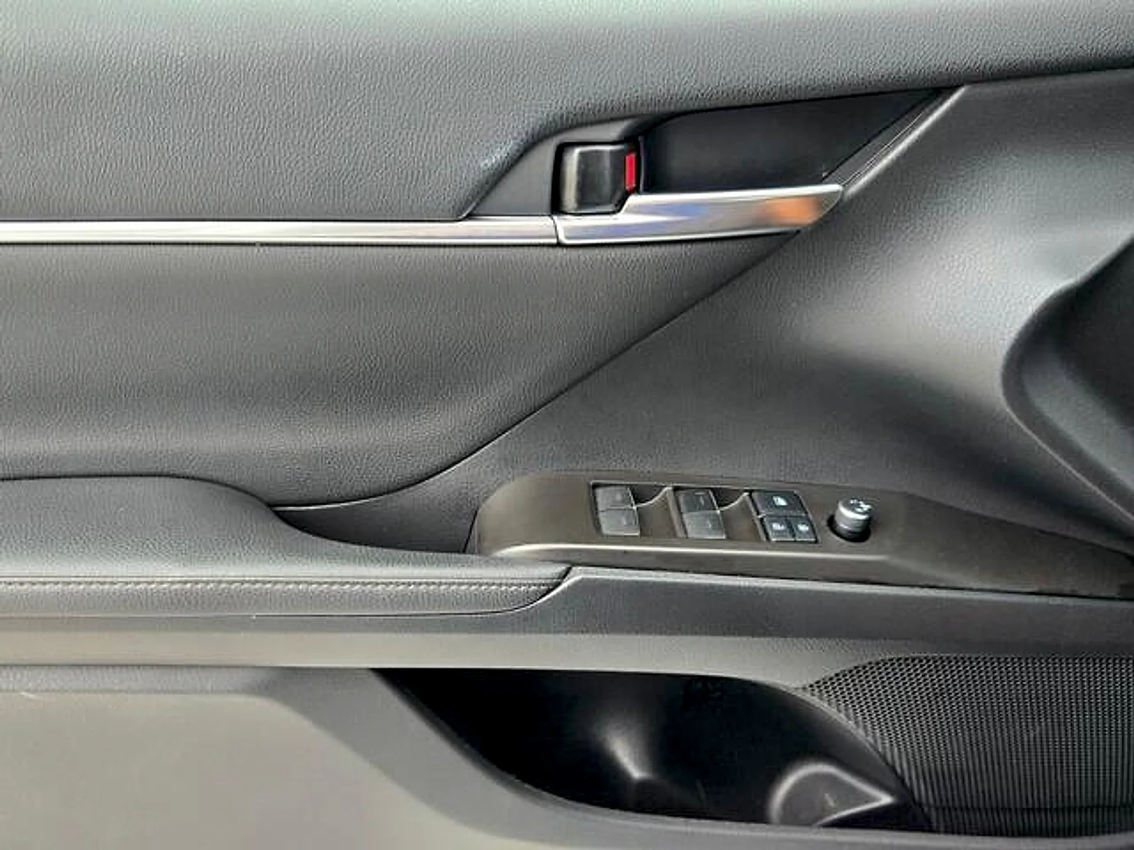 Used 2021 Wind Chill Pearl Toyota XLE image 26