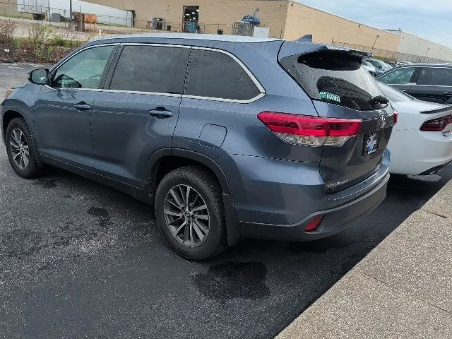 Used 2019 Shoreline Blue Pearl Toyota XLE image 4