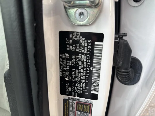Used 2025 White Kia S image 37