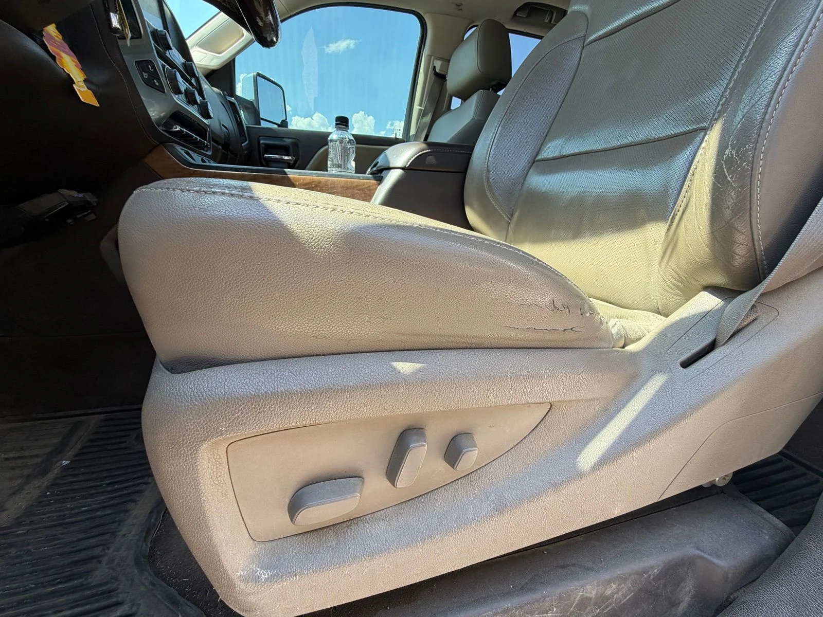 Used 2015 White Chevrolet LTZ image 6