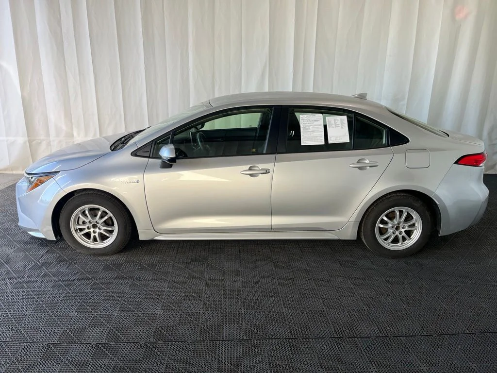 Used 2020 Silver Toyota LE image 28
