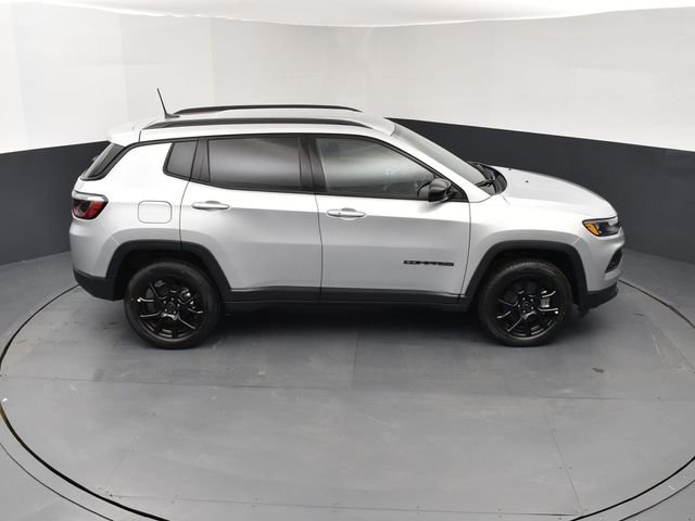 New 2026 Silver Zynith Metallic Clearcoat Jeep Latitude image 17