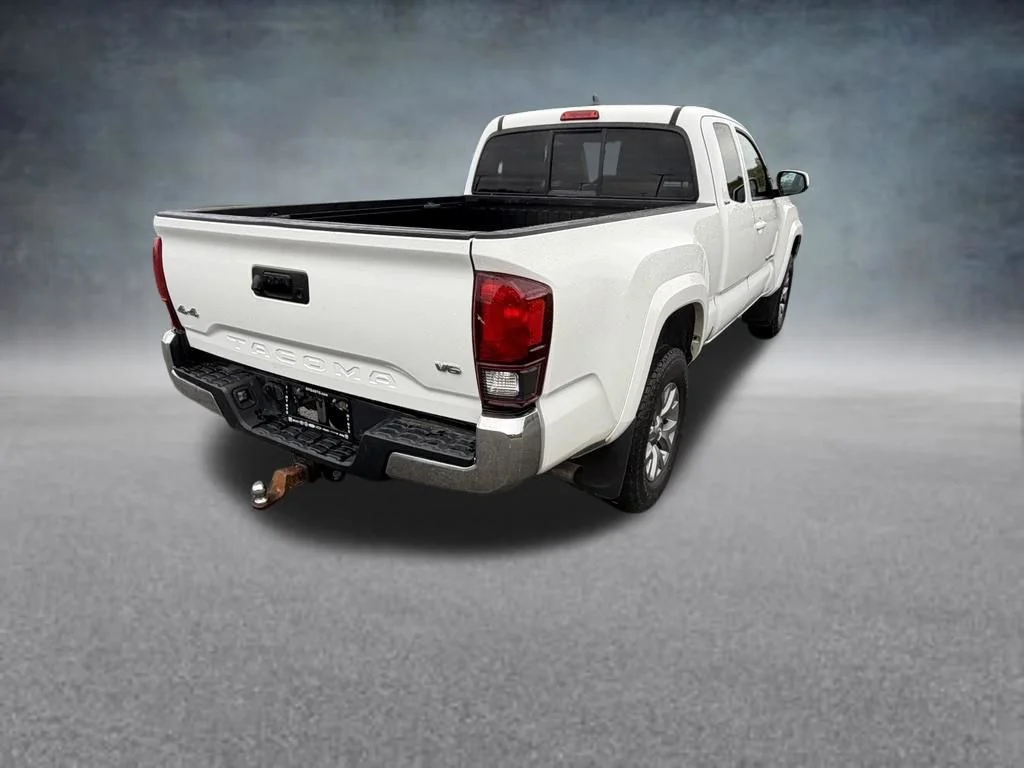 Used 2018 White Toyota SR5 image 5