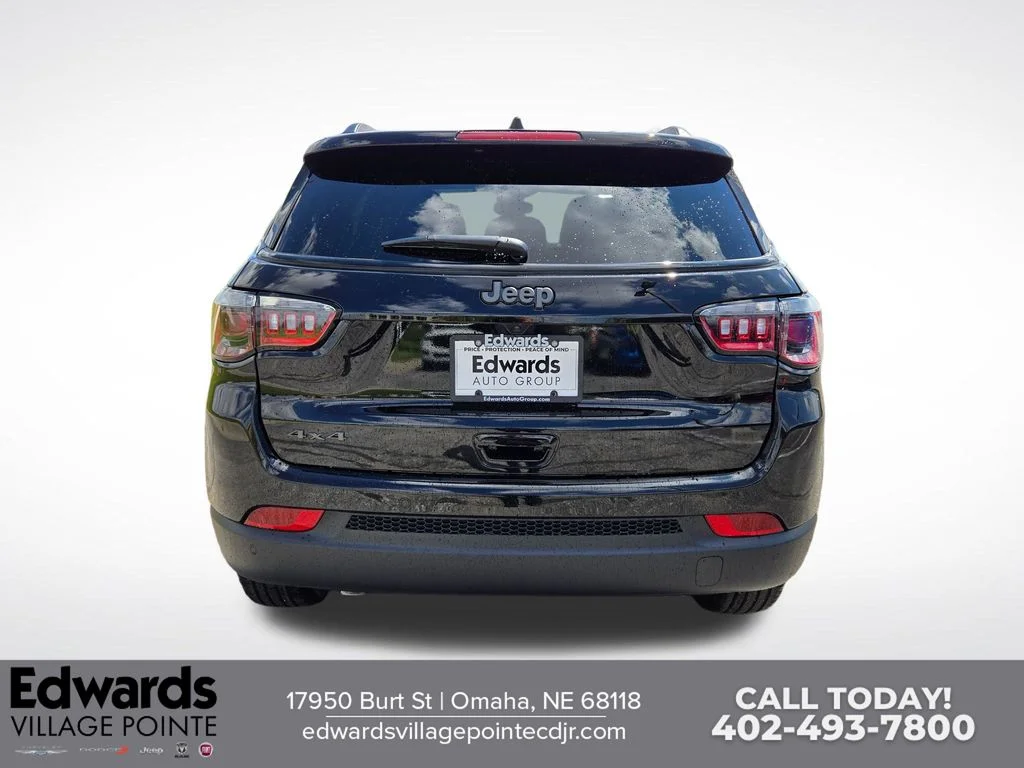 New 2026 Diamond Black Crystal Pearlcoat Jeep Limited image 4