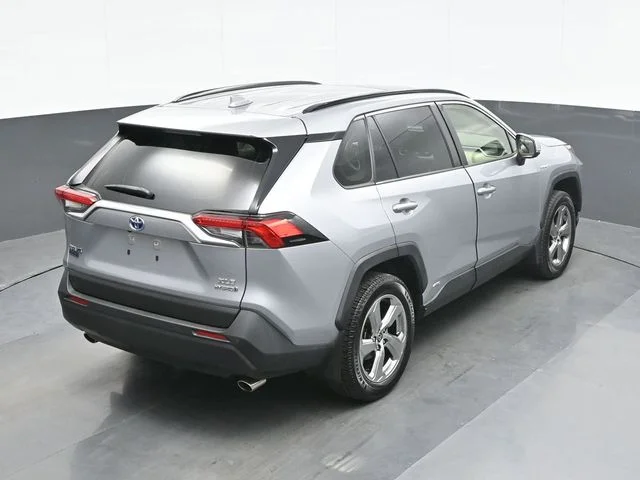 Used 2021 Silver Toyota XLE Premium image 17