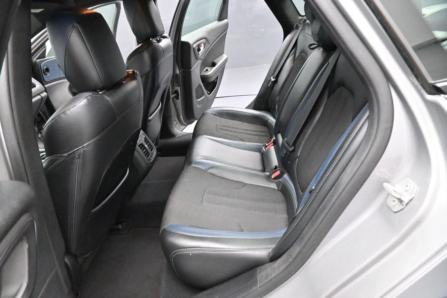 Used 2015 Billet Silver Metallic Clearcoat Chrysler S image 25