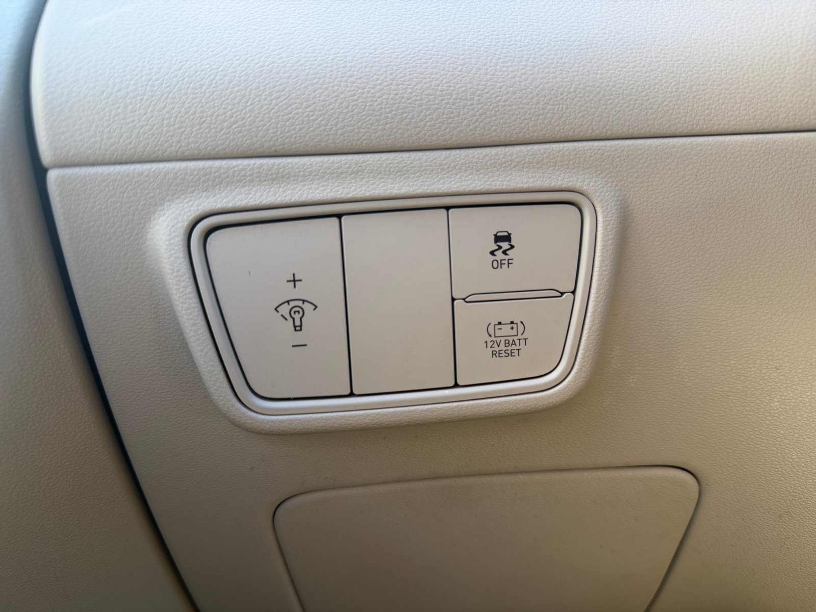 Used 2022 Quartz White Hyundai Blue image 17