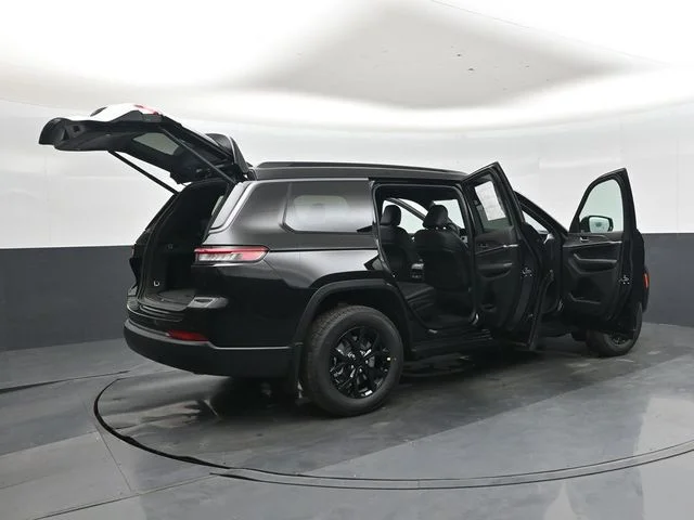 New 2026 Diamond Black Crystal Pearl-Coat Exterior Paint Jeep Altitude image 50