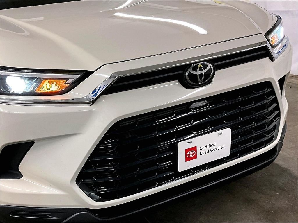 Used 2024 White Toyota XLE image 31