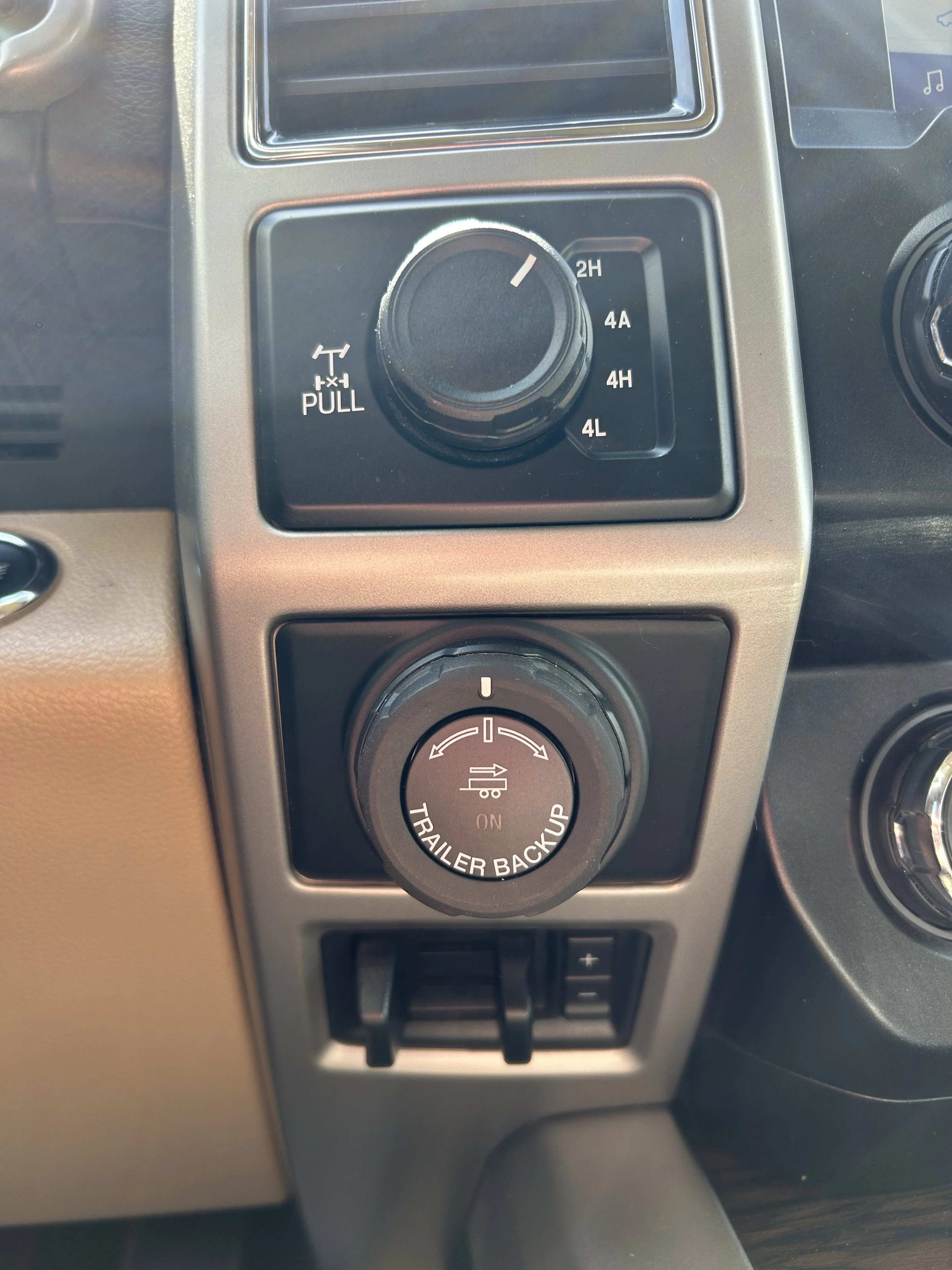 Used 2020 Gray Ford LARIAT image 13