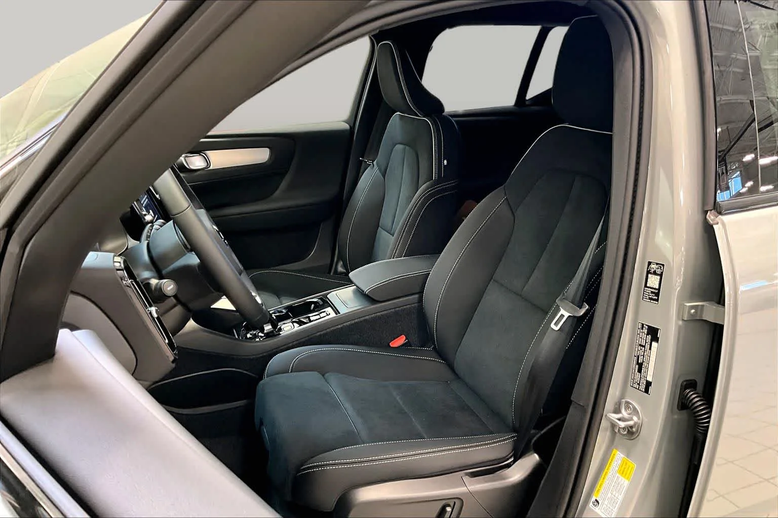 New 2026 VAPOUR GREY Volvo Ultra Black Edition image 13