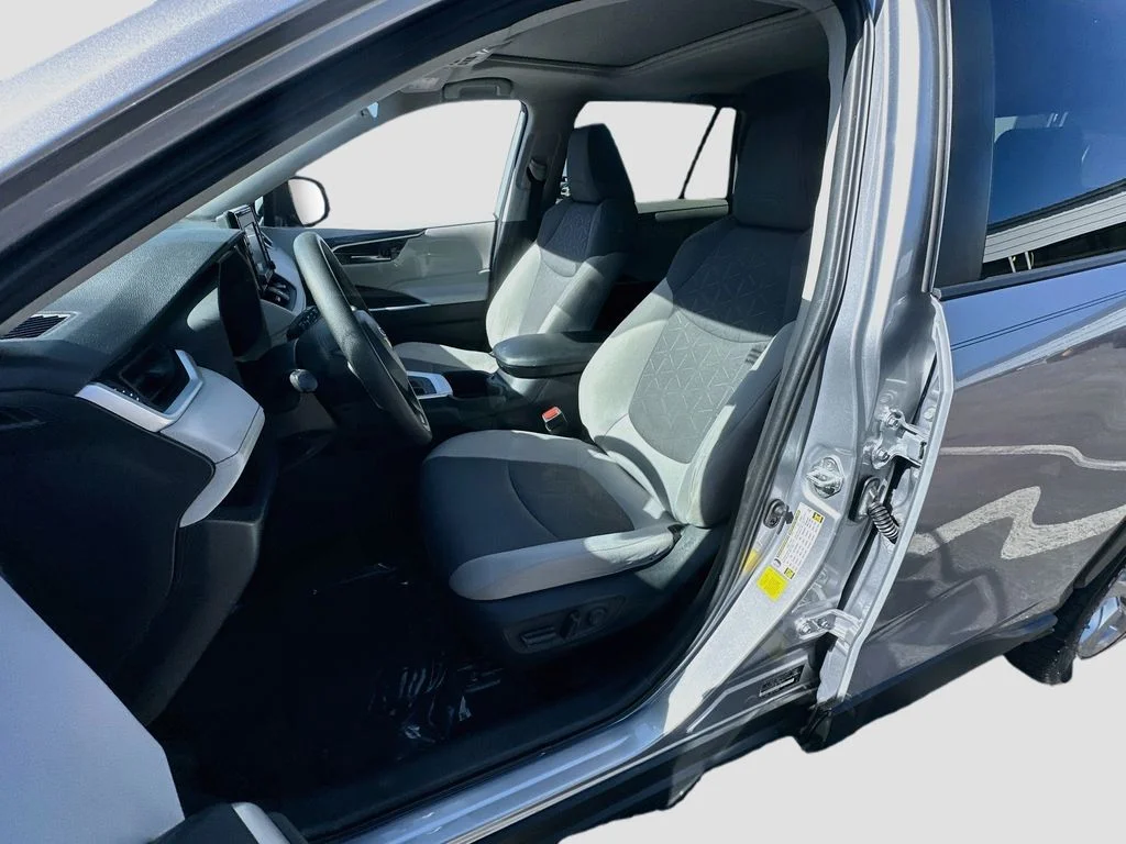 Used 2022 Silver Toyota XLE image 19