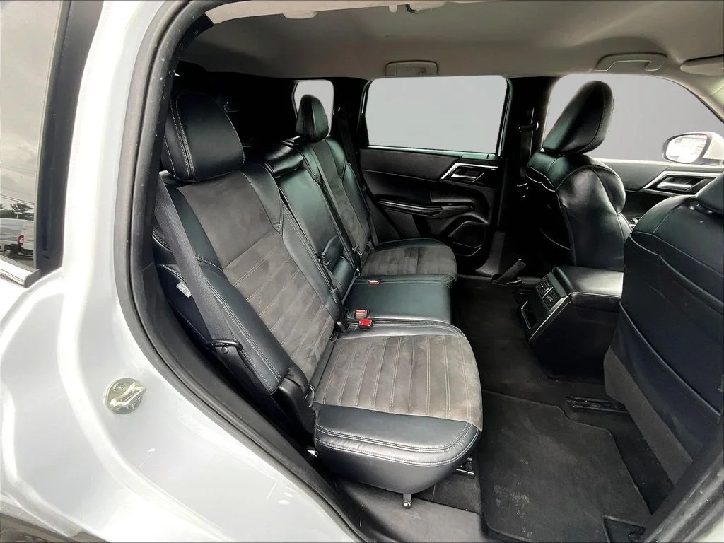 Used 2023  Mitsubishi SE image 25