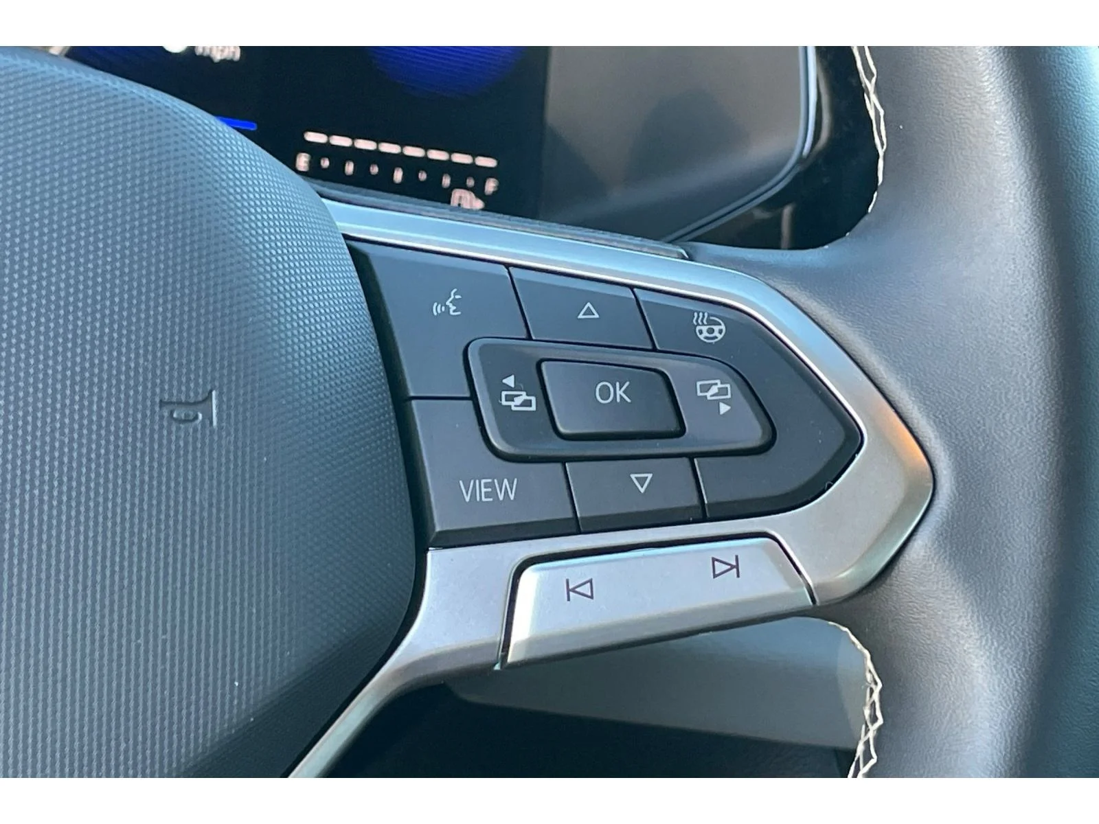 Used 2023 Dusk Blue Metallic Volkswagen SE image 34