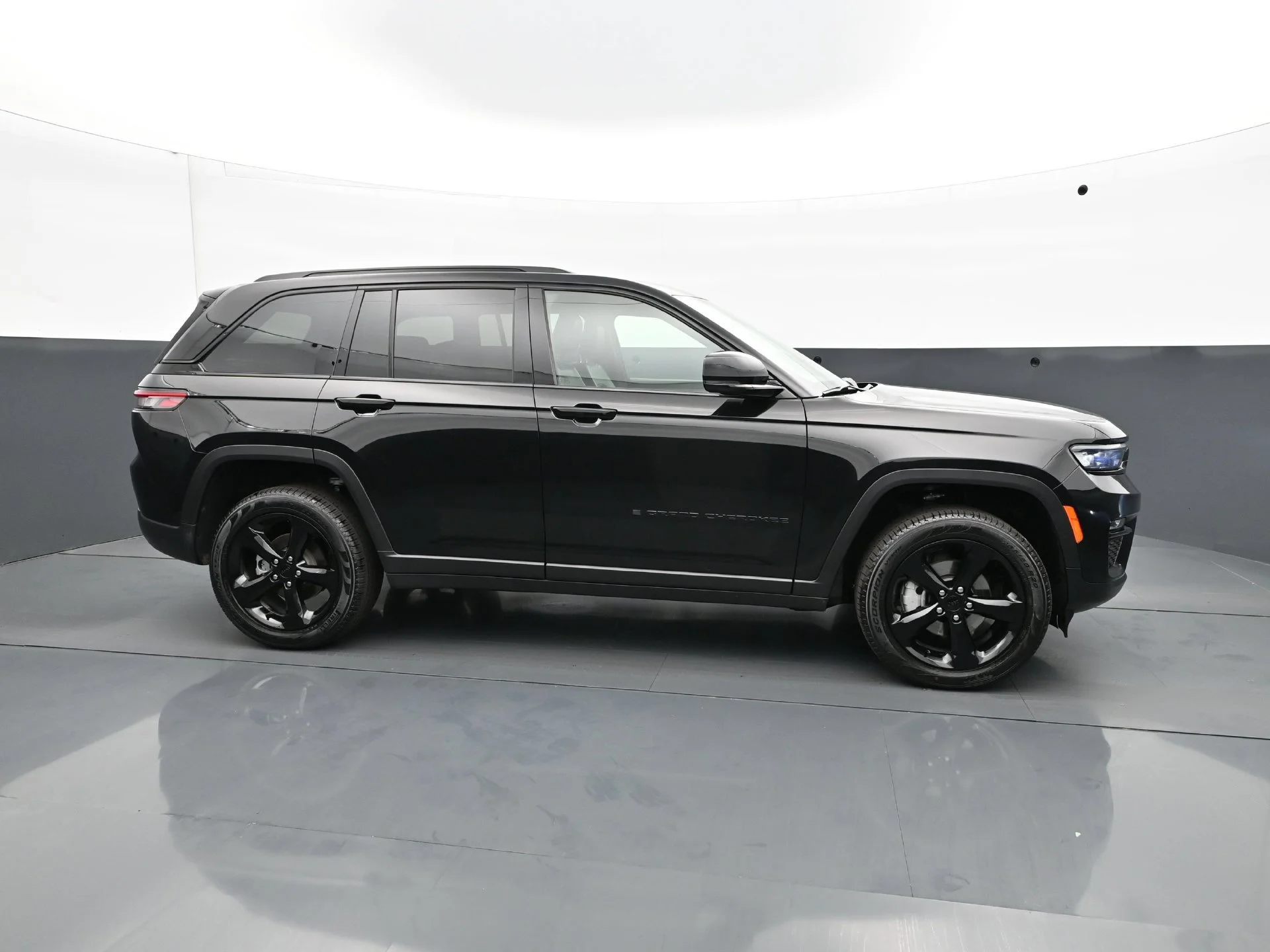Used 2025 Diamond Black Crystal Pearlcoat Jeep Limited image 10