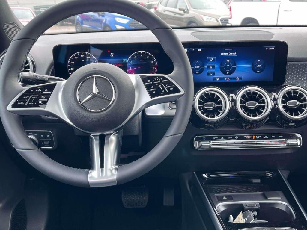 New 2026 Polar White Mercedes-Benz GLB 250 image 2