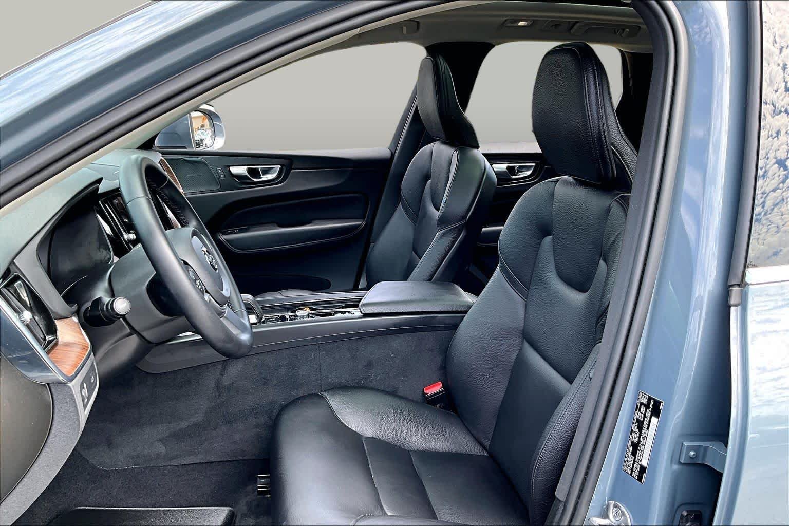 Used 2022 Thunder Grey Metallic Volvo Momentum image 8