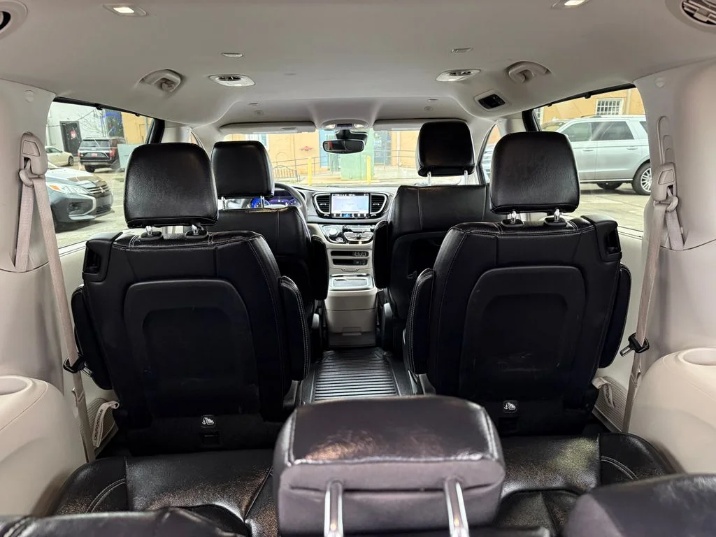 Used 2022 Black Chrysler Touring L image 26